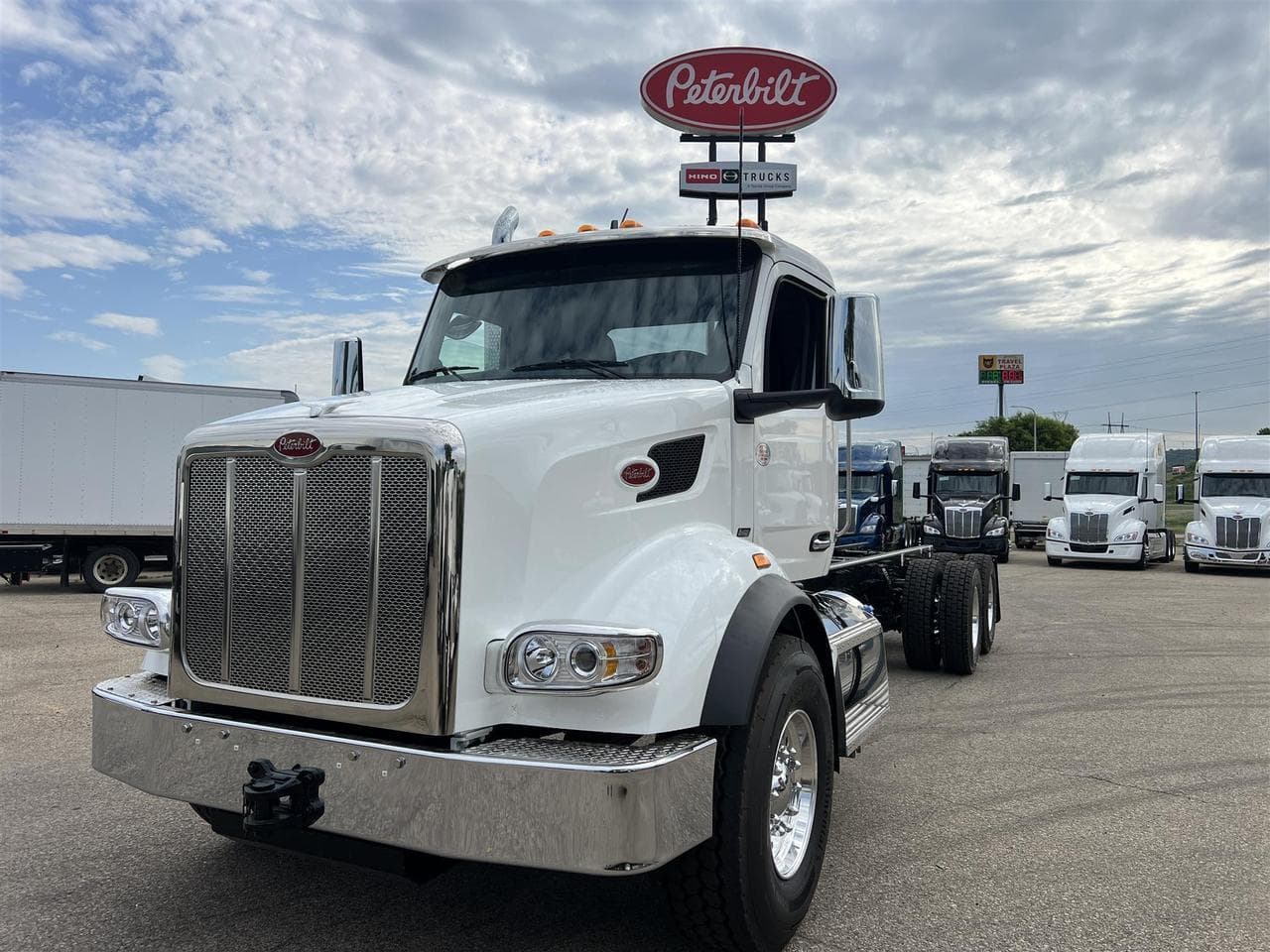 2027 Peterbilt 567 - Photo 1