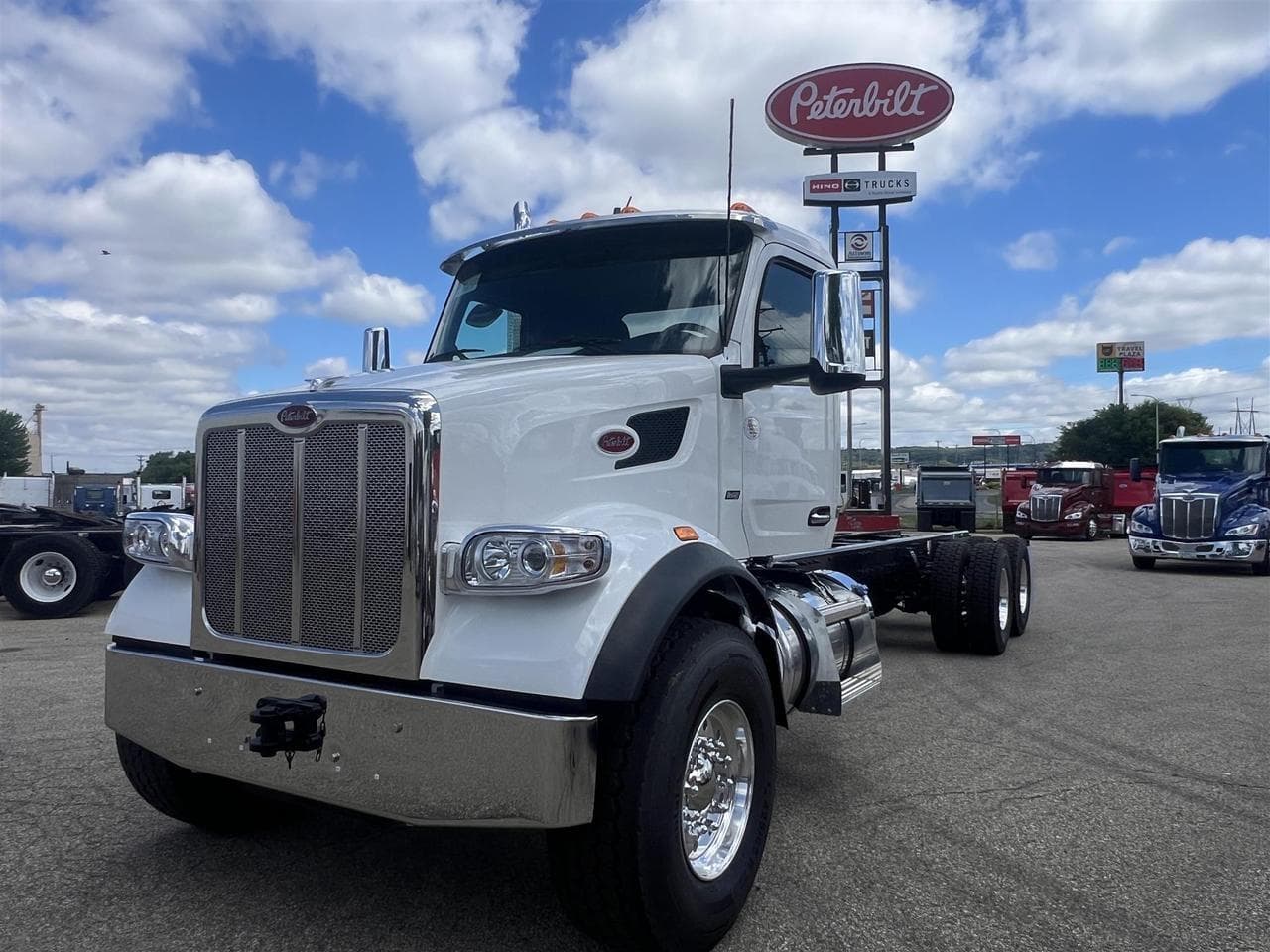 2027 Peterbilt 567 - Photo 1