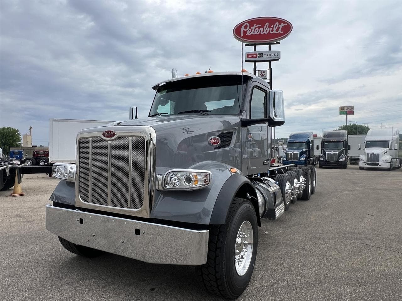 2027 Peterbilt 567 - Photo 1