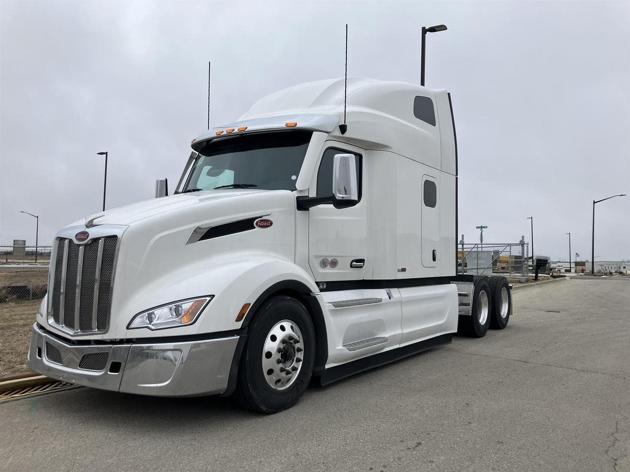 2027 Peterbilt 579 80" Double Bunk Ultraloft - Photo 1