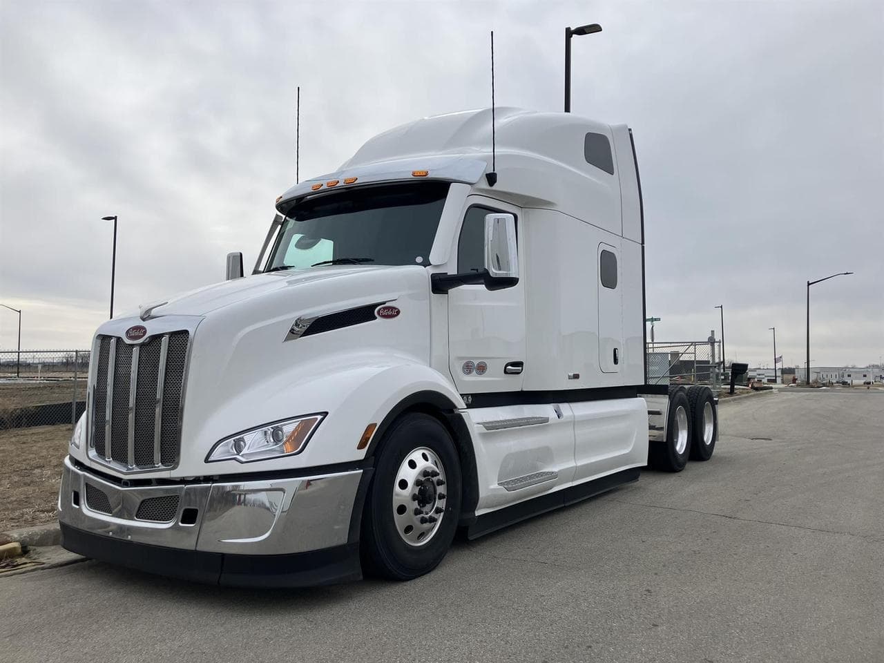 2027 Peterbilt 579 80" Double Bunk Ultraloft - Photo 1