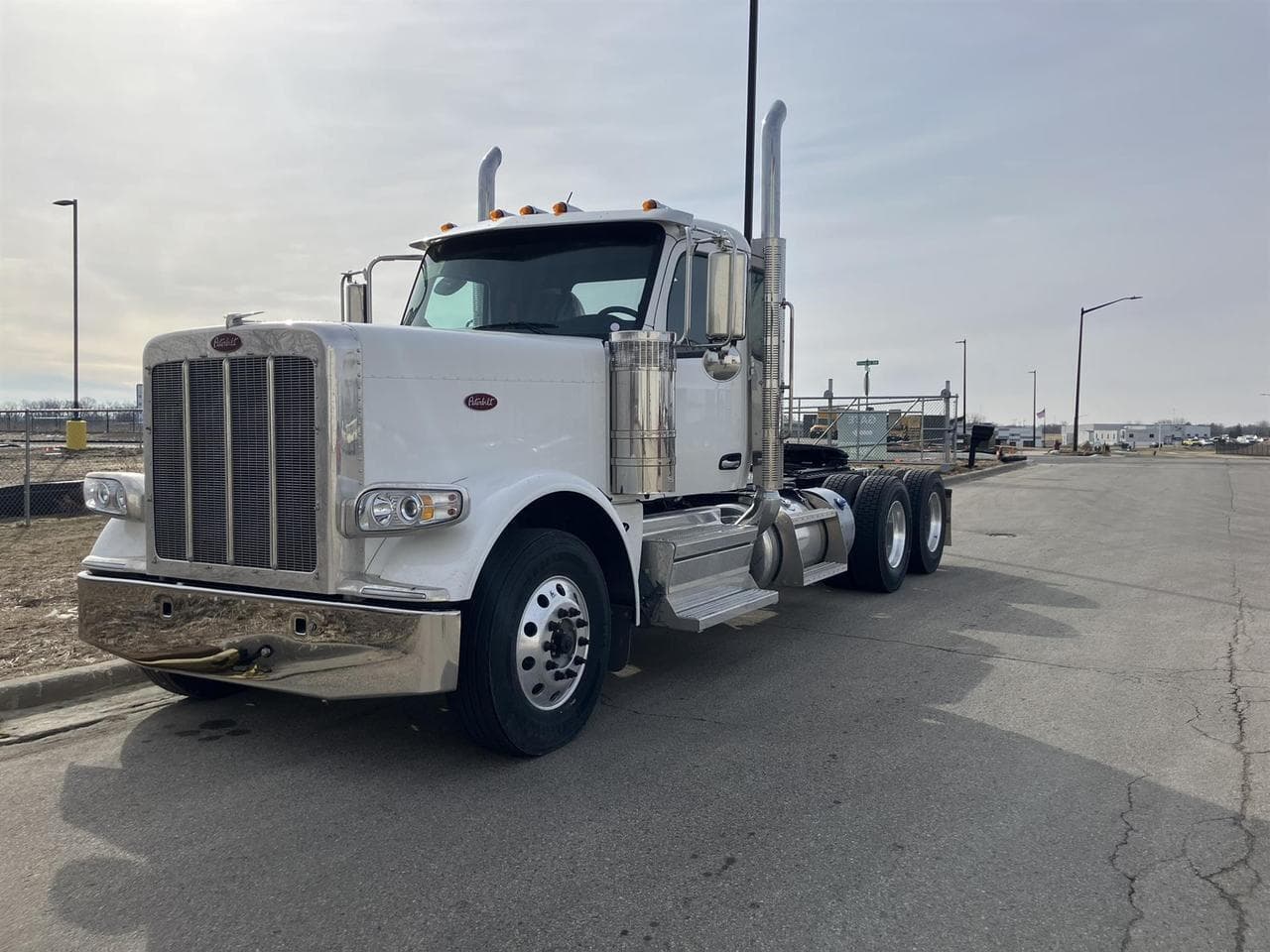 2027 Peterbilt 589 - Photo 1