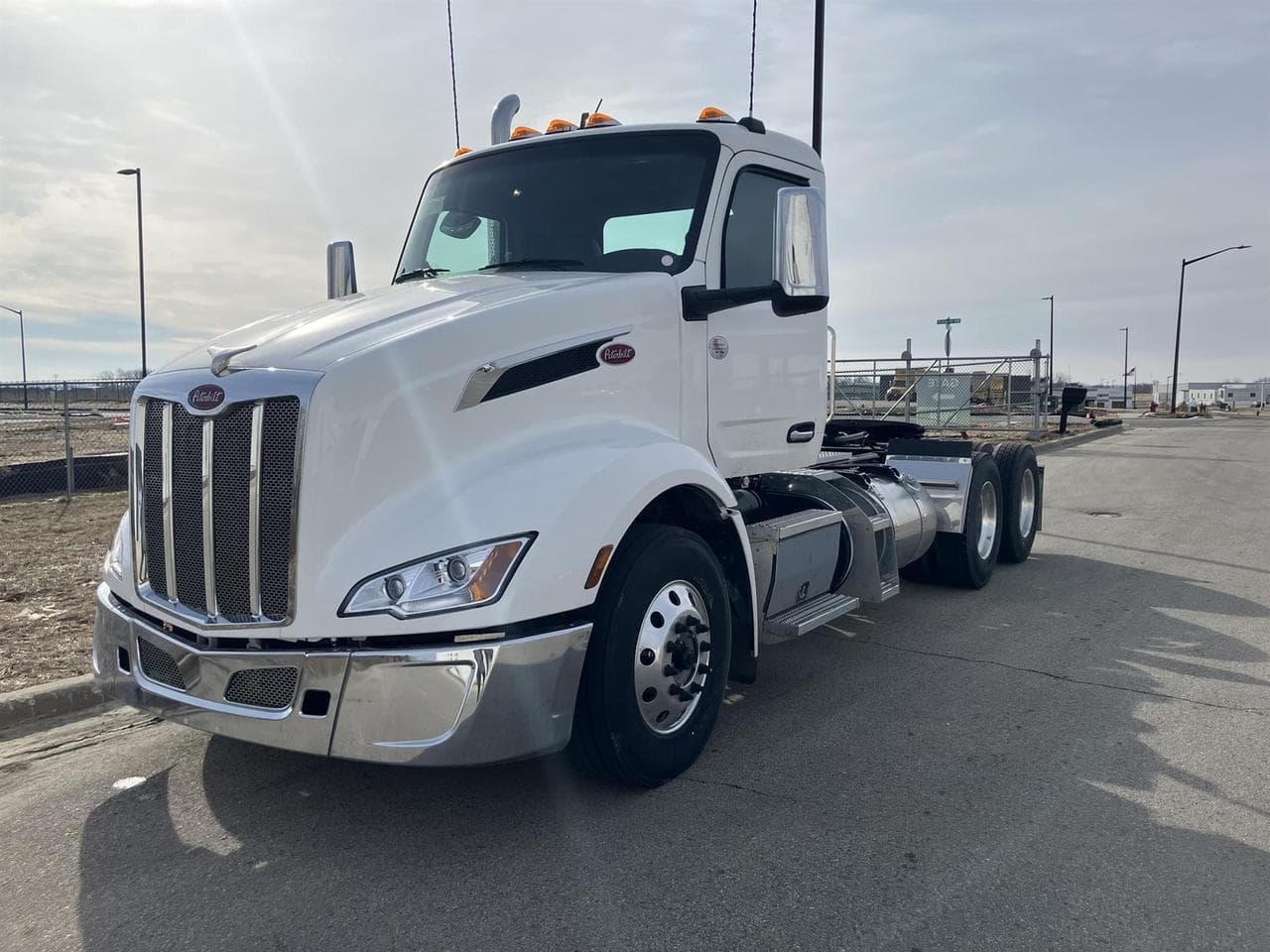 2027 Peterbilt 579 - Photo 1