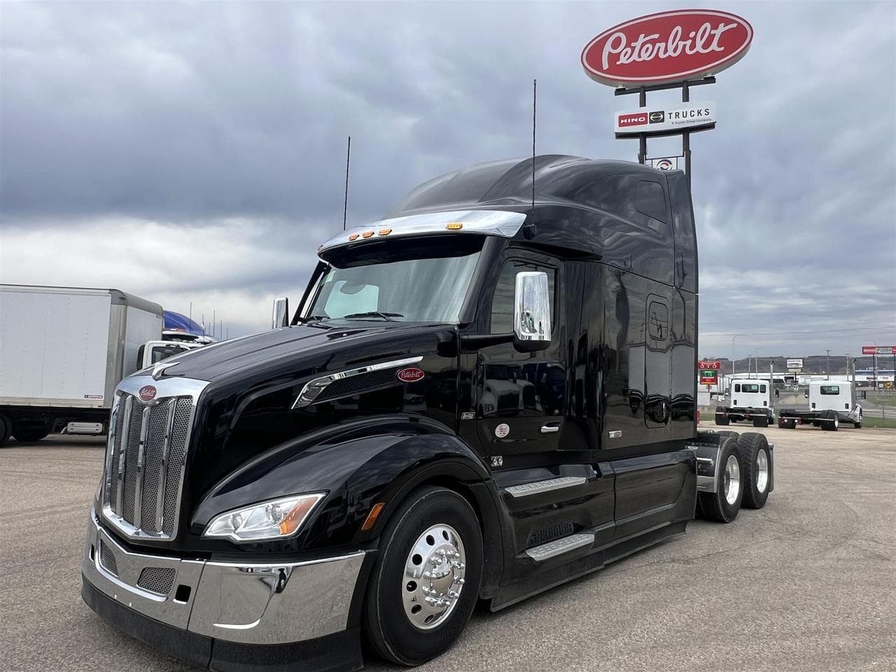 2027 Peterbilt 579 80" Double Bunk Ultraloft - Photo 1
