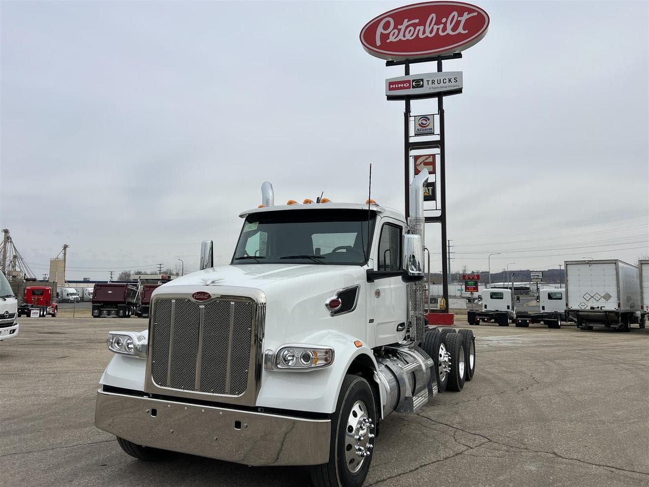 2027 Peterbilt 567 - Photo 1