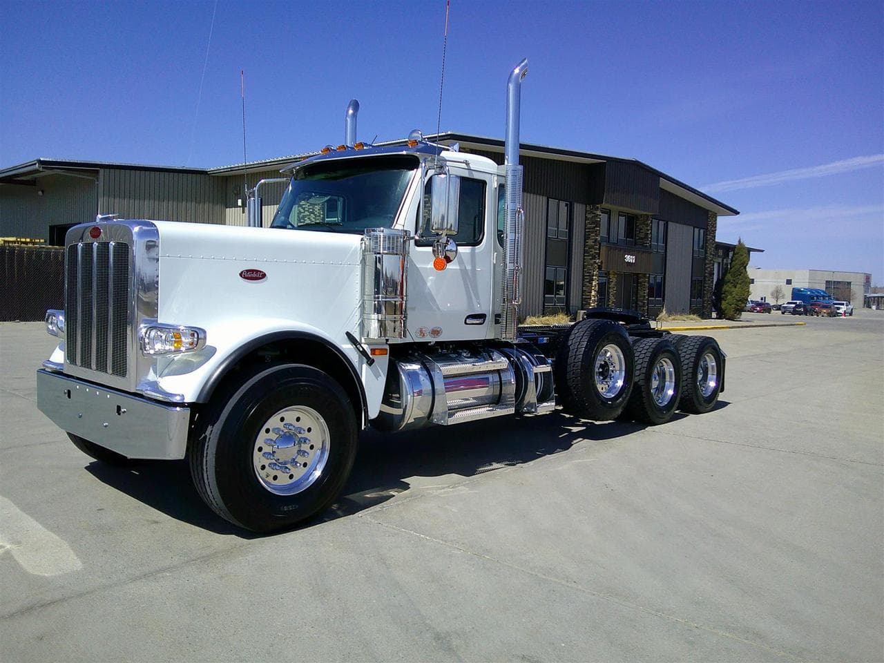 2027 Peterbilt 589 - Photo 1