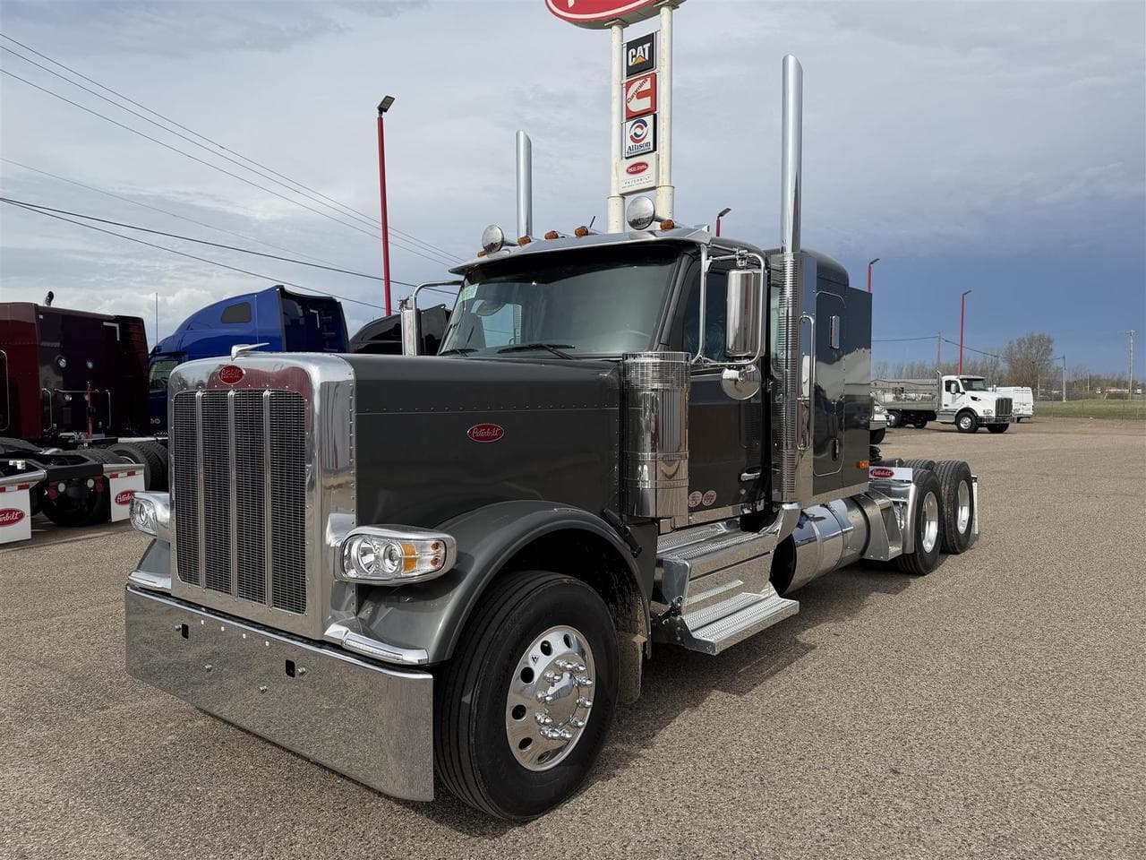 2027 Peterbilt 589 44" Low Roof - Photo 1