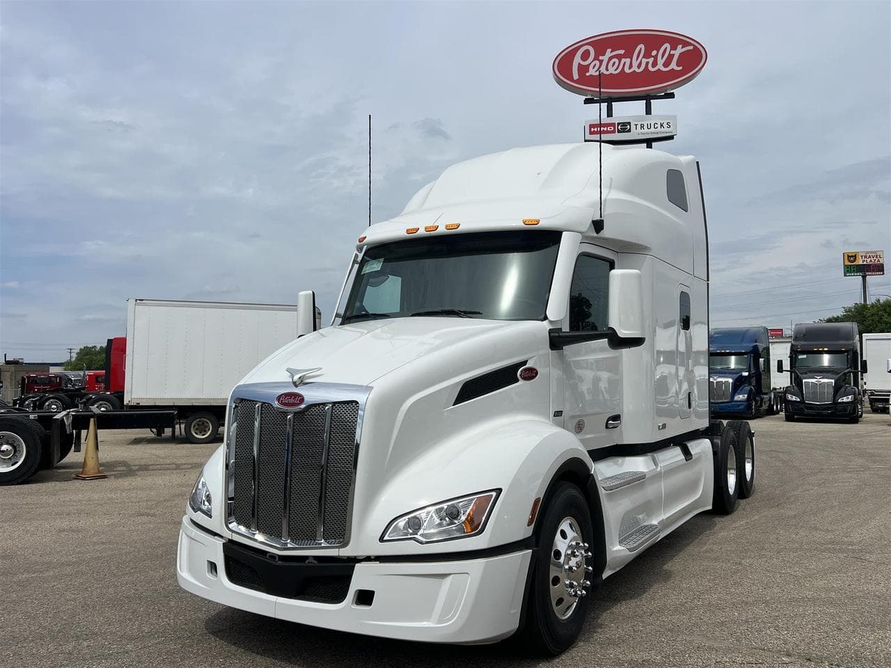 2027 Peterbilt 579 80" Double Bunk Ultraloft - Photo 1