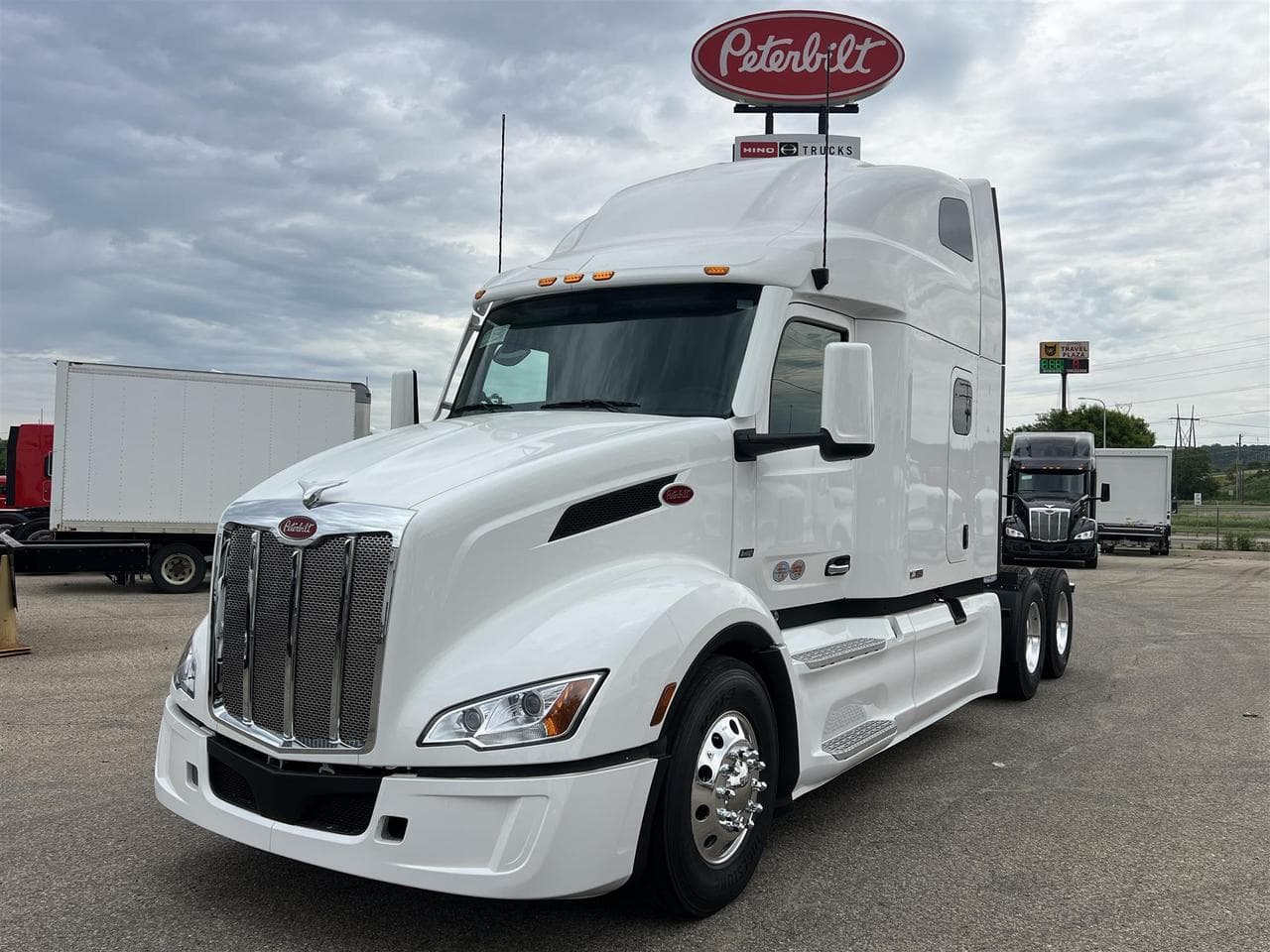 2027 Peterbilt 579 80" Double Bunk Ultraloft - Photo 1