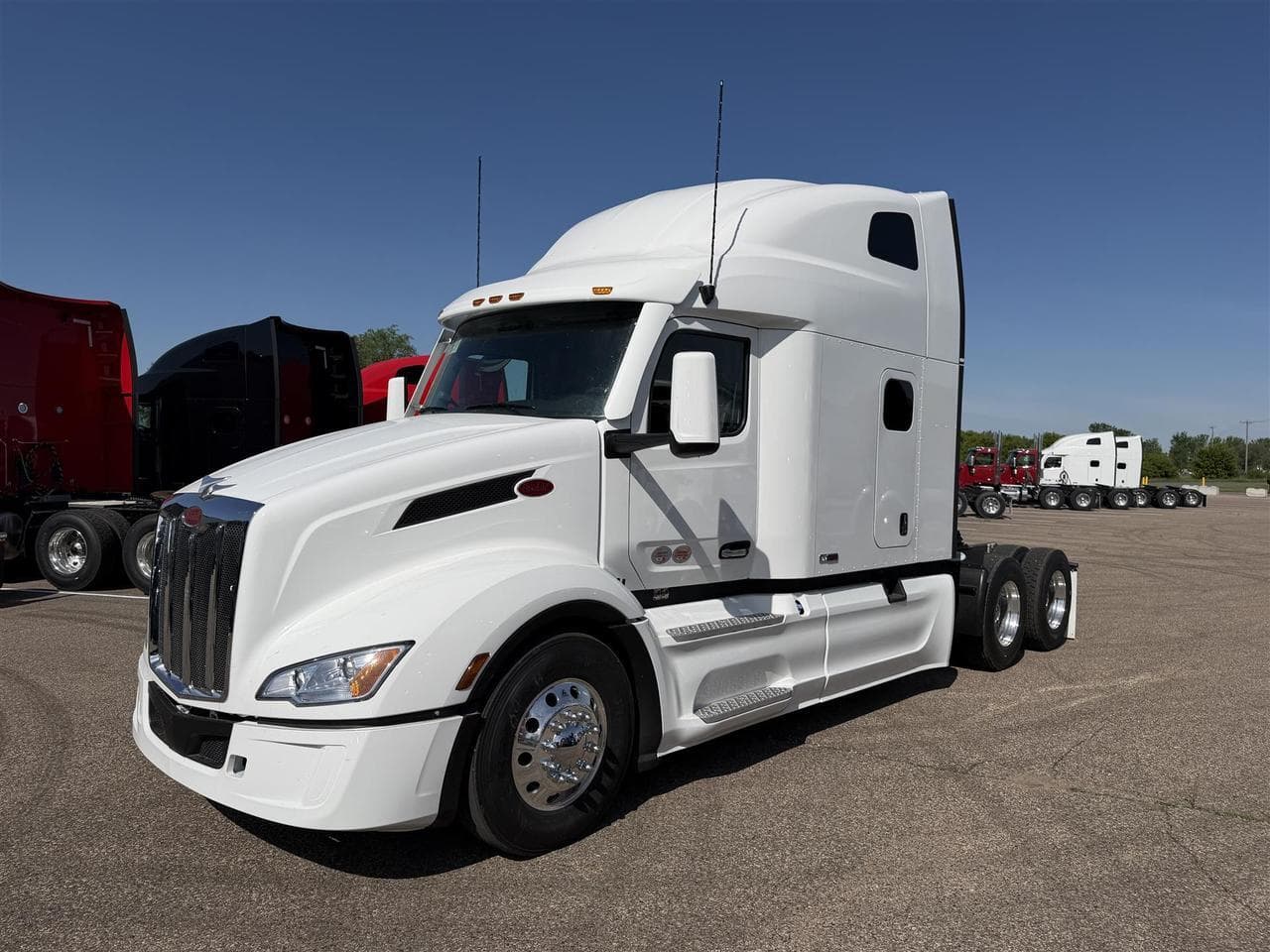 2027 Peterbilt 579 80" Double Bunk Ultraloft - Photo 1