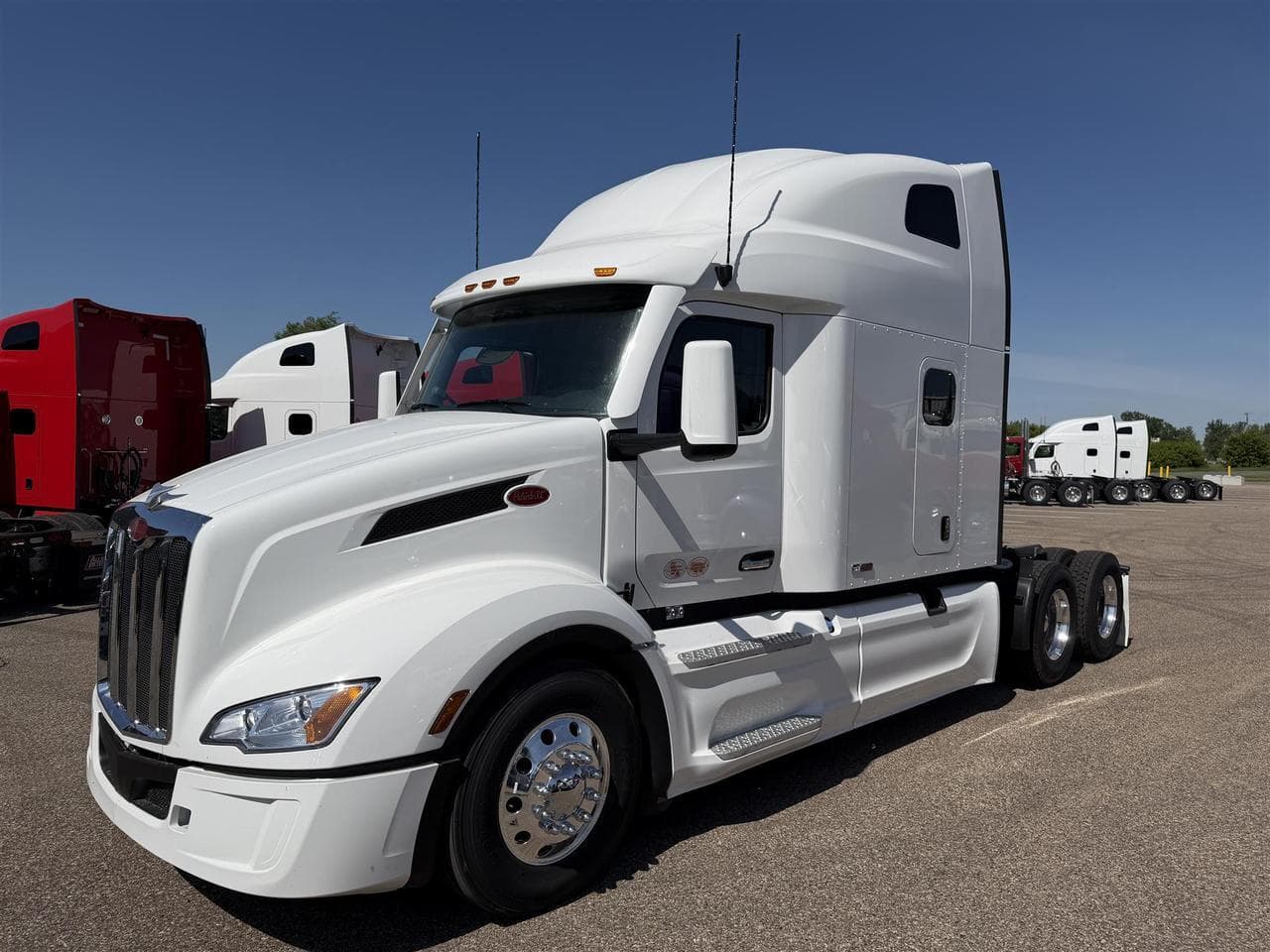 2027 Peterbilt 579 80" Double Bunk Ultraloft - Photo 1