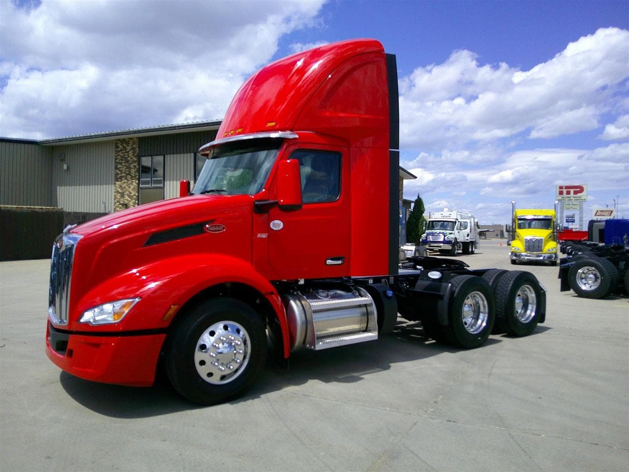 2027 Peterbilt 579 - Photo 1