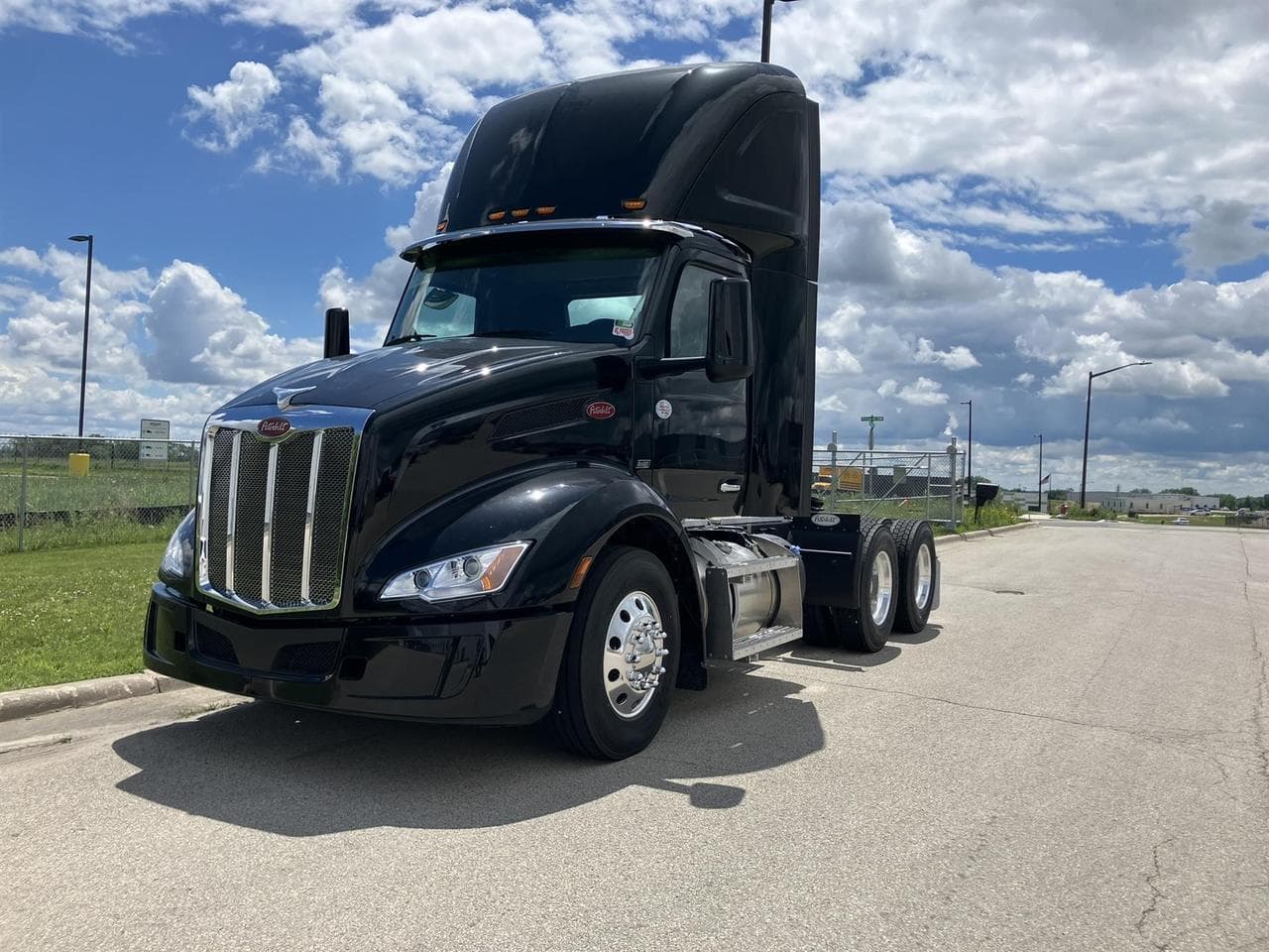 2027 Peterbilt 579 - Photo 1