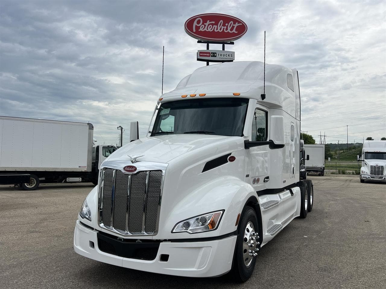 2027 Peterbilt 579 80" Double Bunk Ultraloft - Photo 1