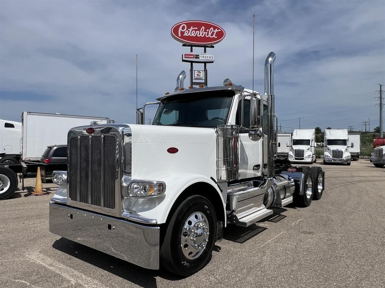 2027 Peterbilt 589 - Photo 1