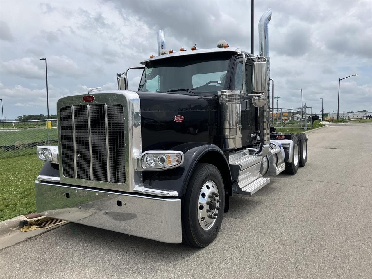 2027 Peterbilt 589 - Photo 1