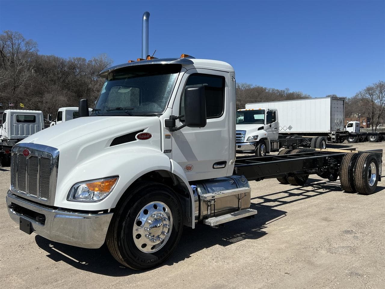 2026 Peterbilt 536 Cab & Chassis - Photo 1