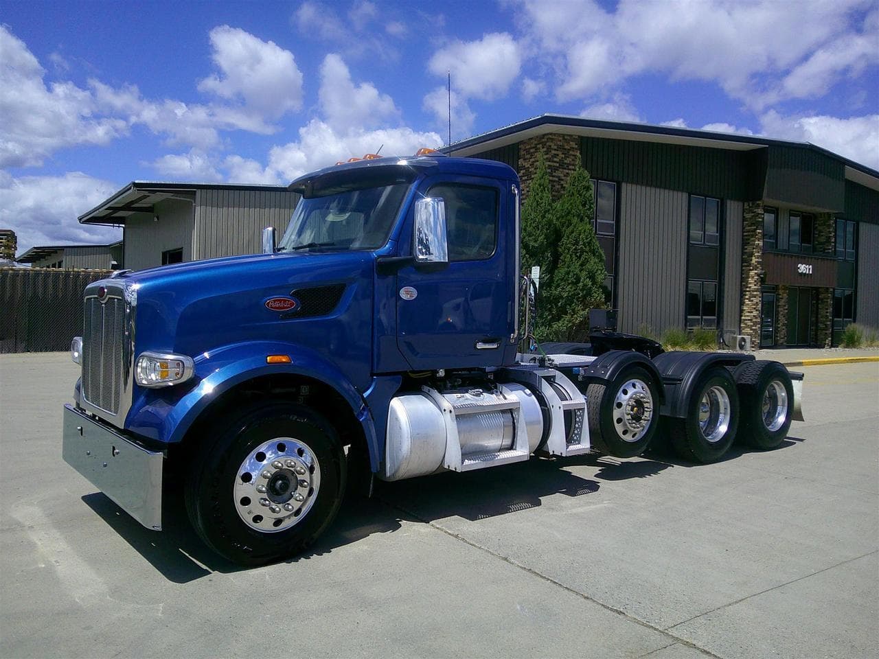 2023 Peterbilt 567 - Photo 1