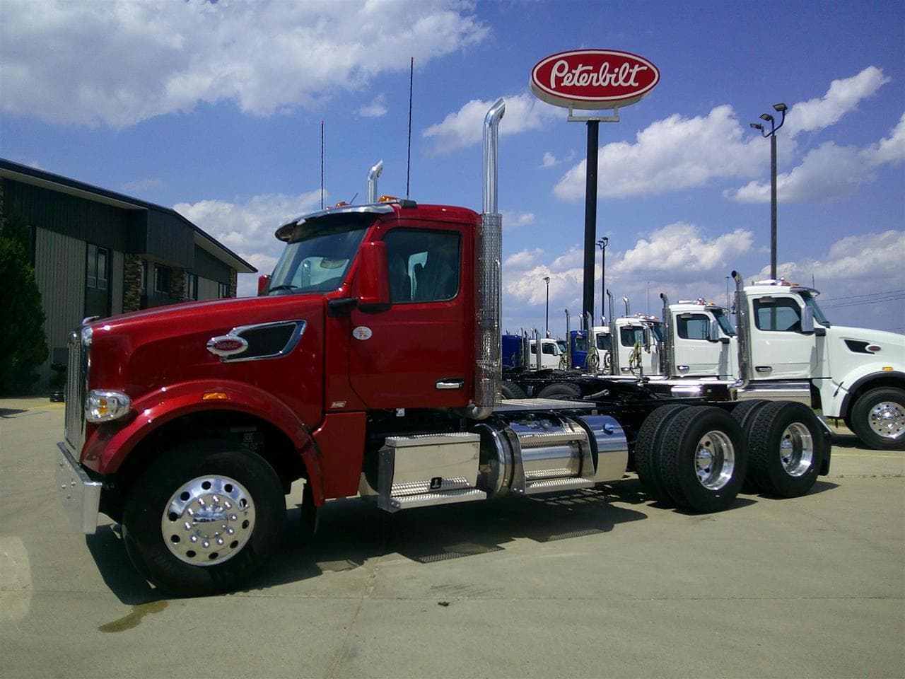 2027 Peterbilt 567 - Photo 1