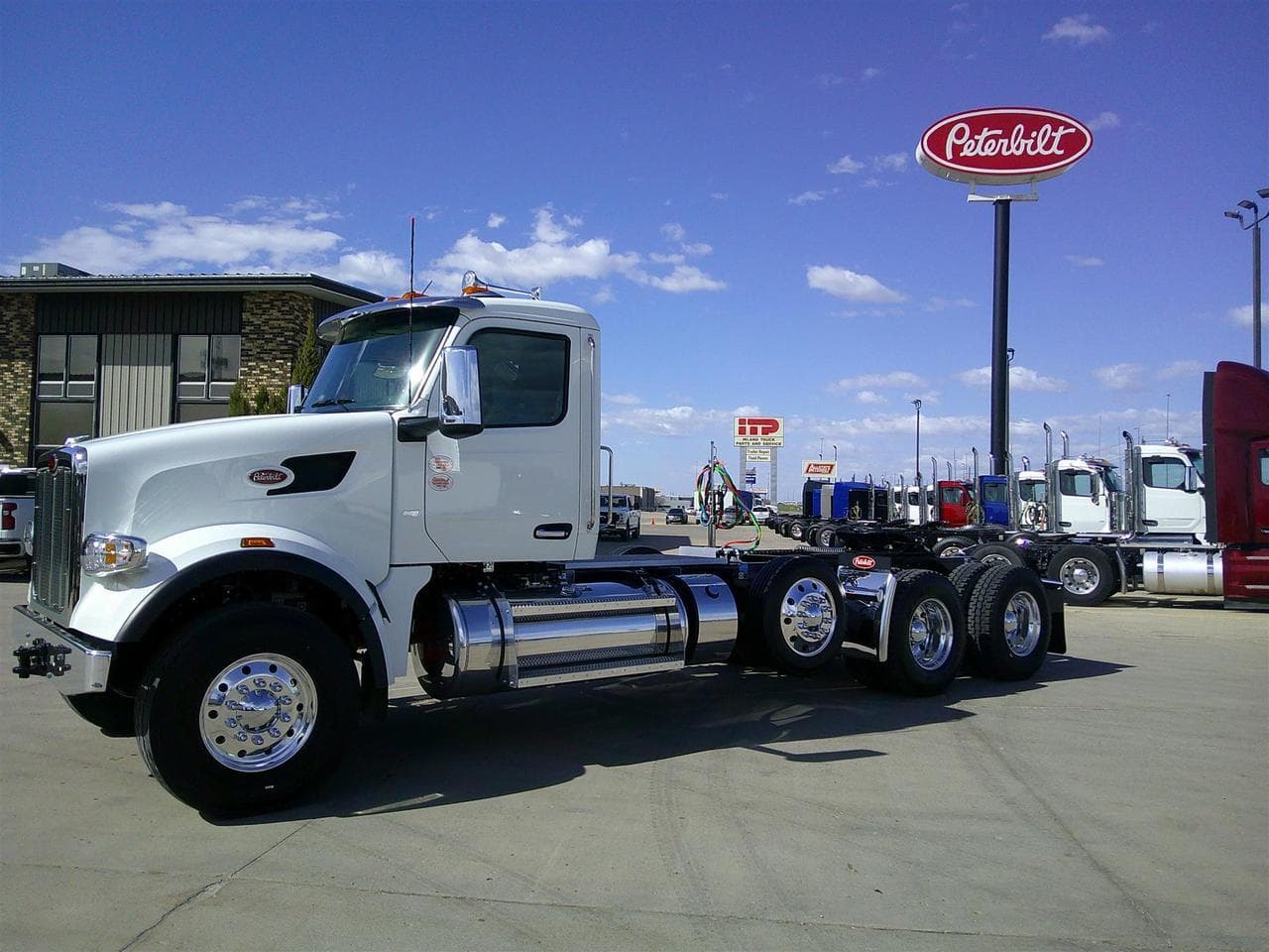 2027 Peterbilt 567 - Photo 1