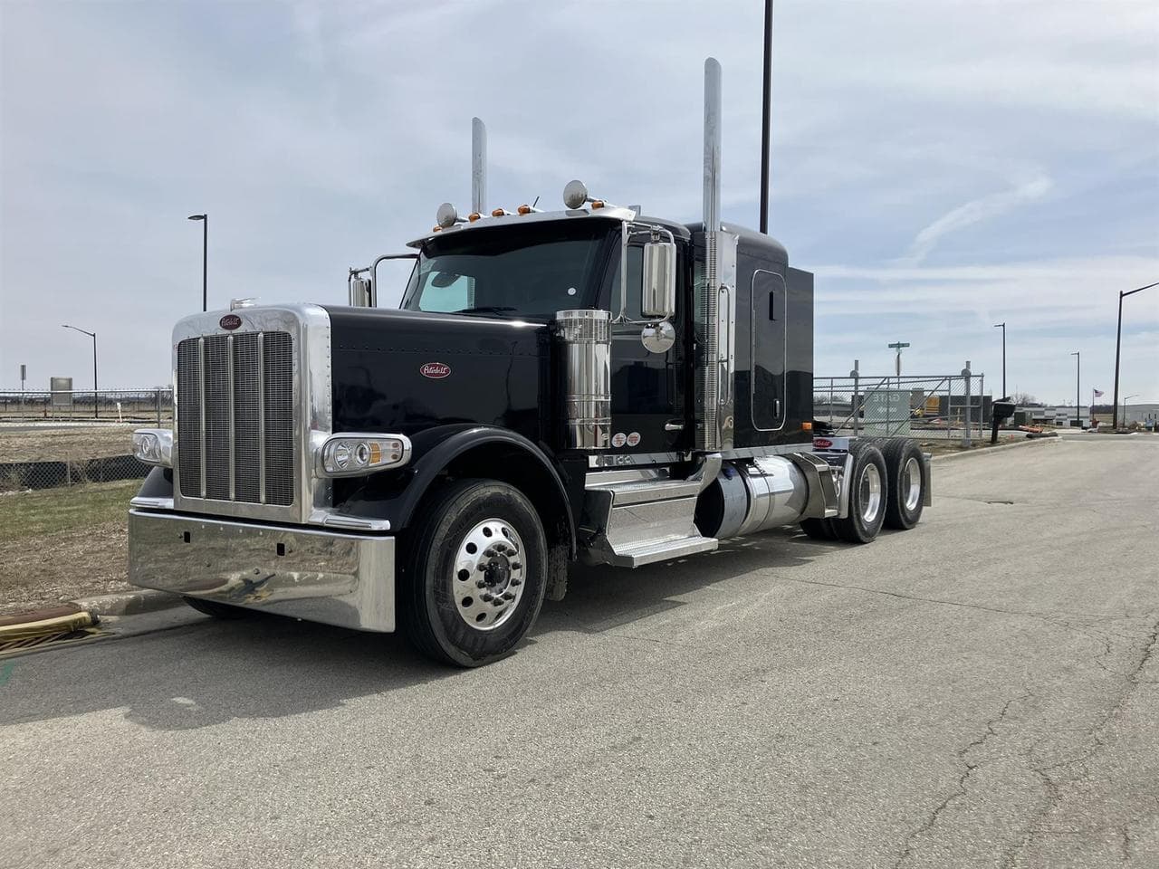 2027 Peterbilt 589 58" Low Roof - Photo 1