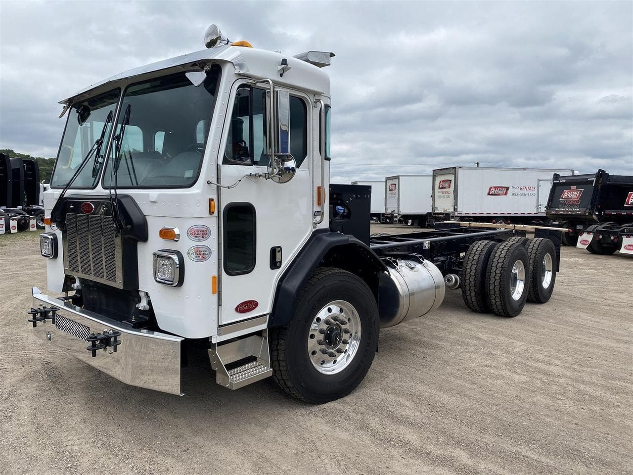2025 Peterbilt 520 Cab & Chassis - Photo 1