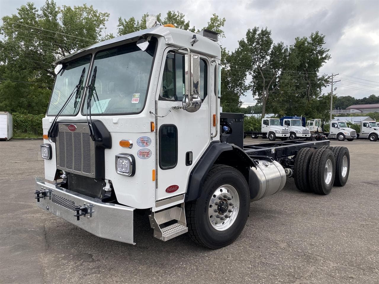 2025 Peterbilt 520 Cab & Chassis - Photo 1