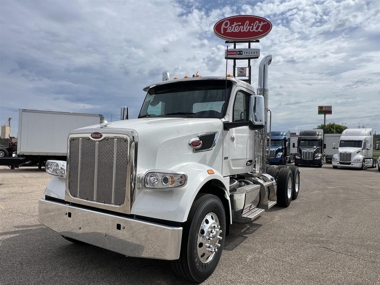 2027 Peterbilt 567 - Photo 1