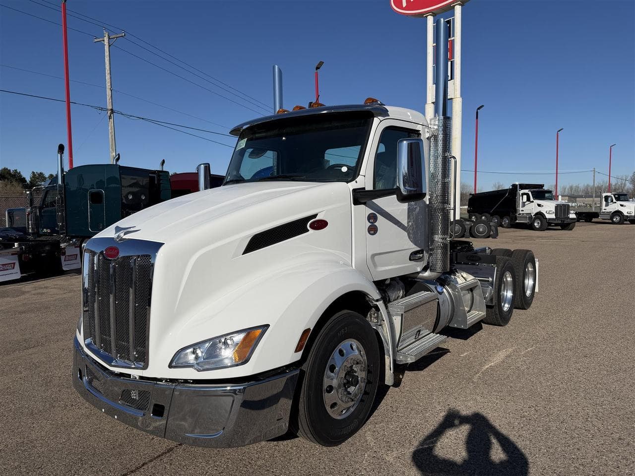 2027 Peterbilt 579 - Photo 1