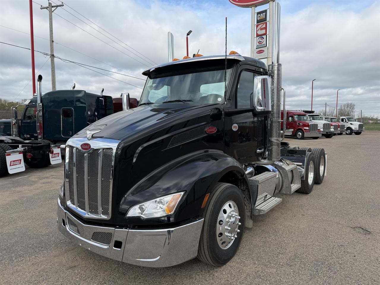 2027 Peterbilt 579 - Photo 1