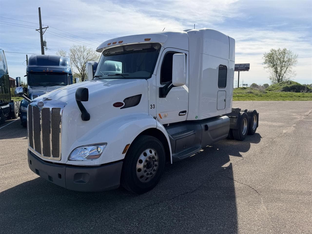 2019 Peterbilt 579 80" Mid Roof - Photo 1