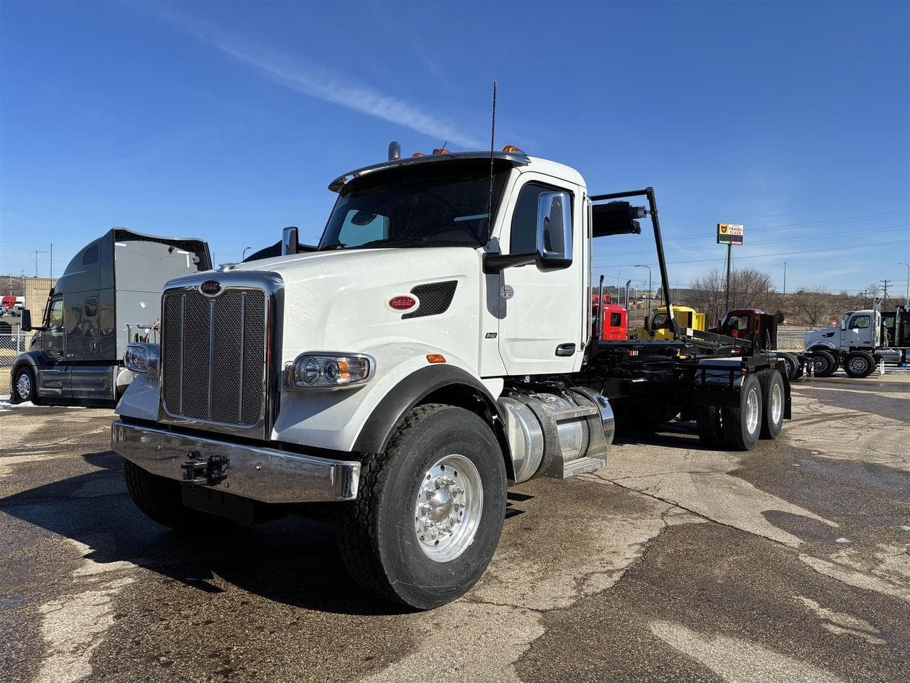 2025 Peterbilt 567 - Photo 1