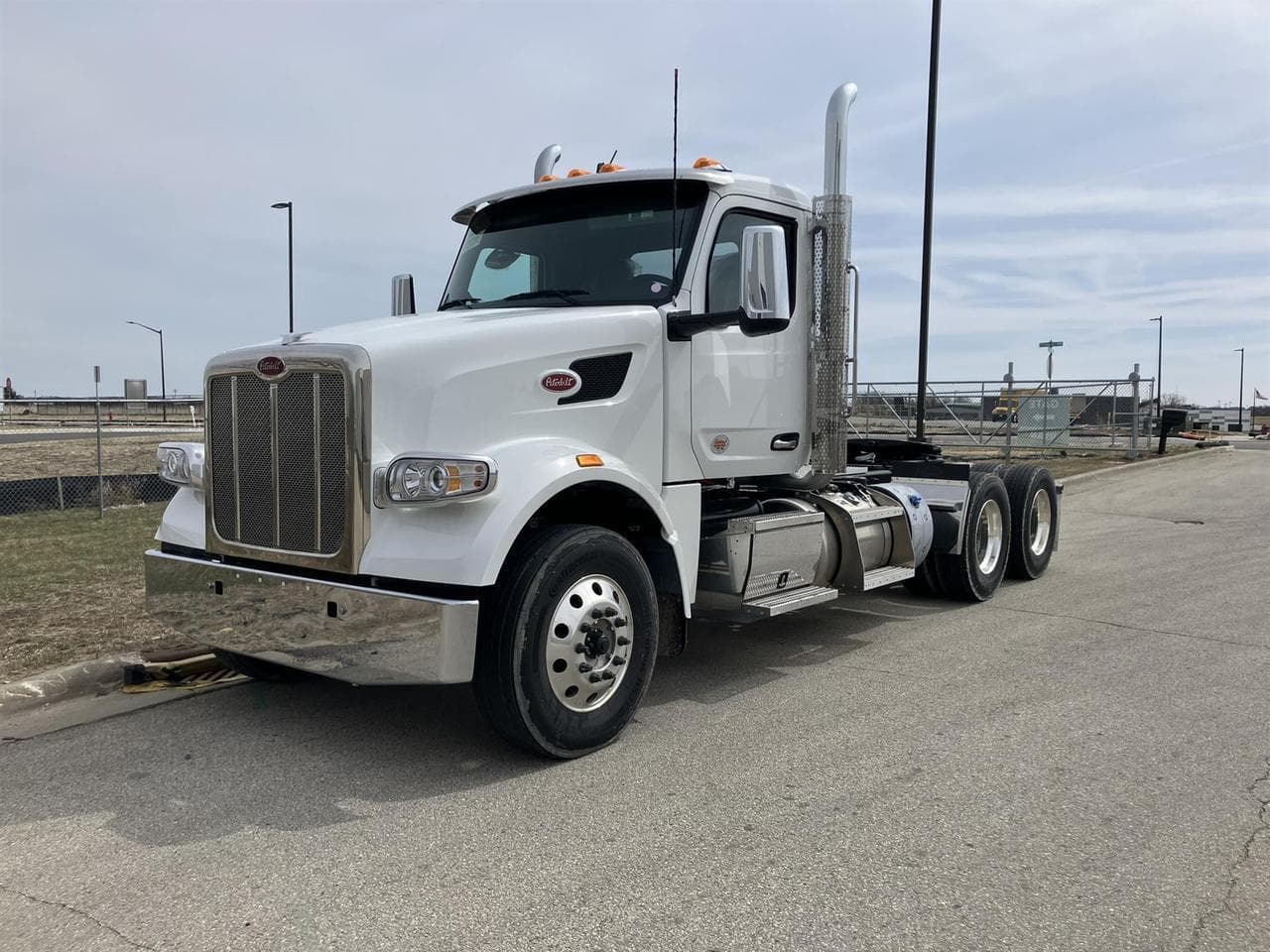 2027 Peterbilt 567 - Photo 1